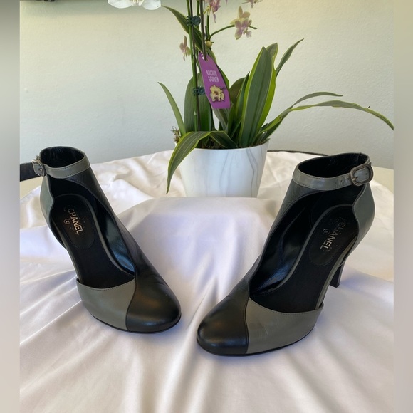 CHANEL Authentic Chanel Two-Tone Leather Heels with Ankle Strap – Size 40 - Picture 6 of 15